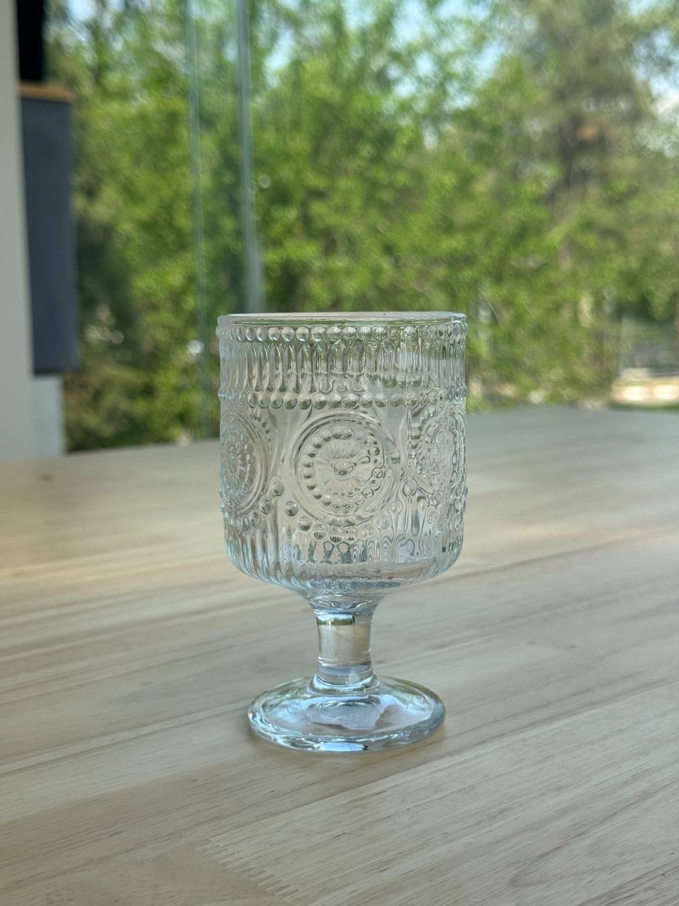 Стеклянный стакан на ножке с рельефным узором 200ml, модель GLS3C