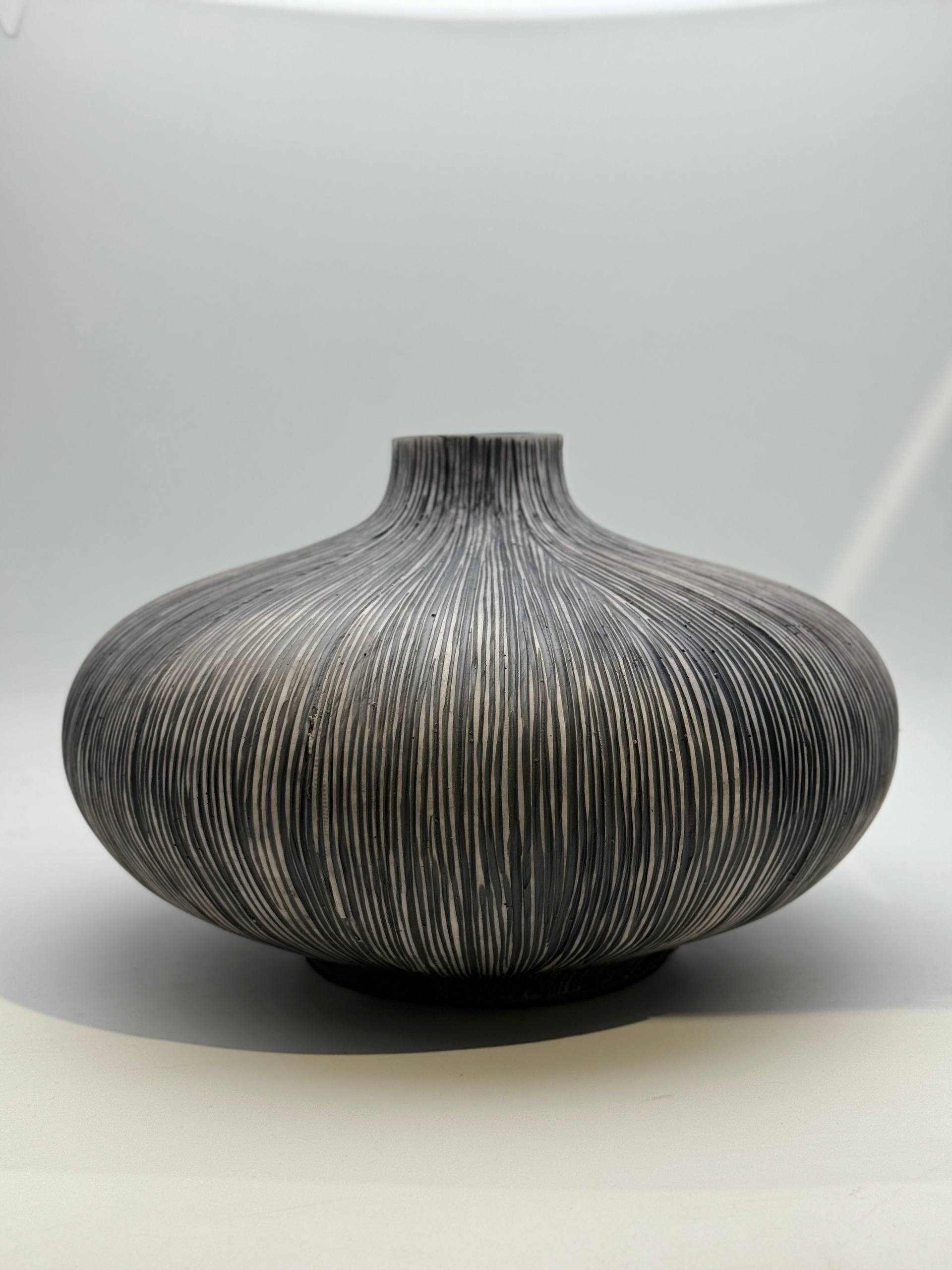 Минималистичная ваза с рельефной текстурой и глубоким серым оттенком X-VASE3L