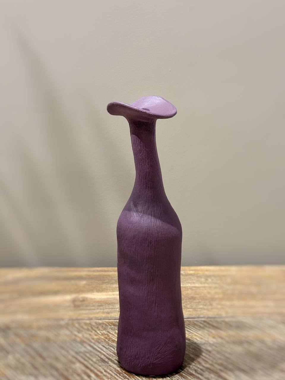 Ручная керамическая ваза в виде удлиненного кувшина, темно фиолетовая X-VASE-V10S