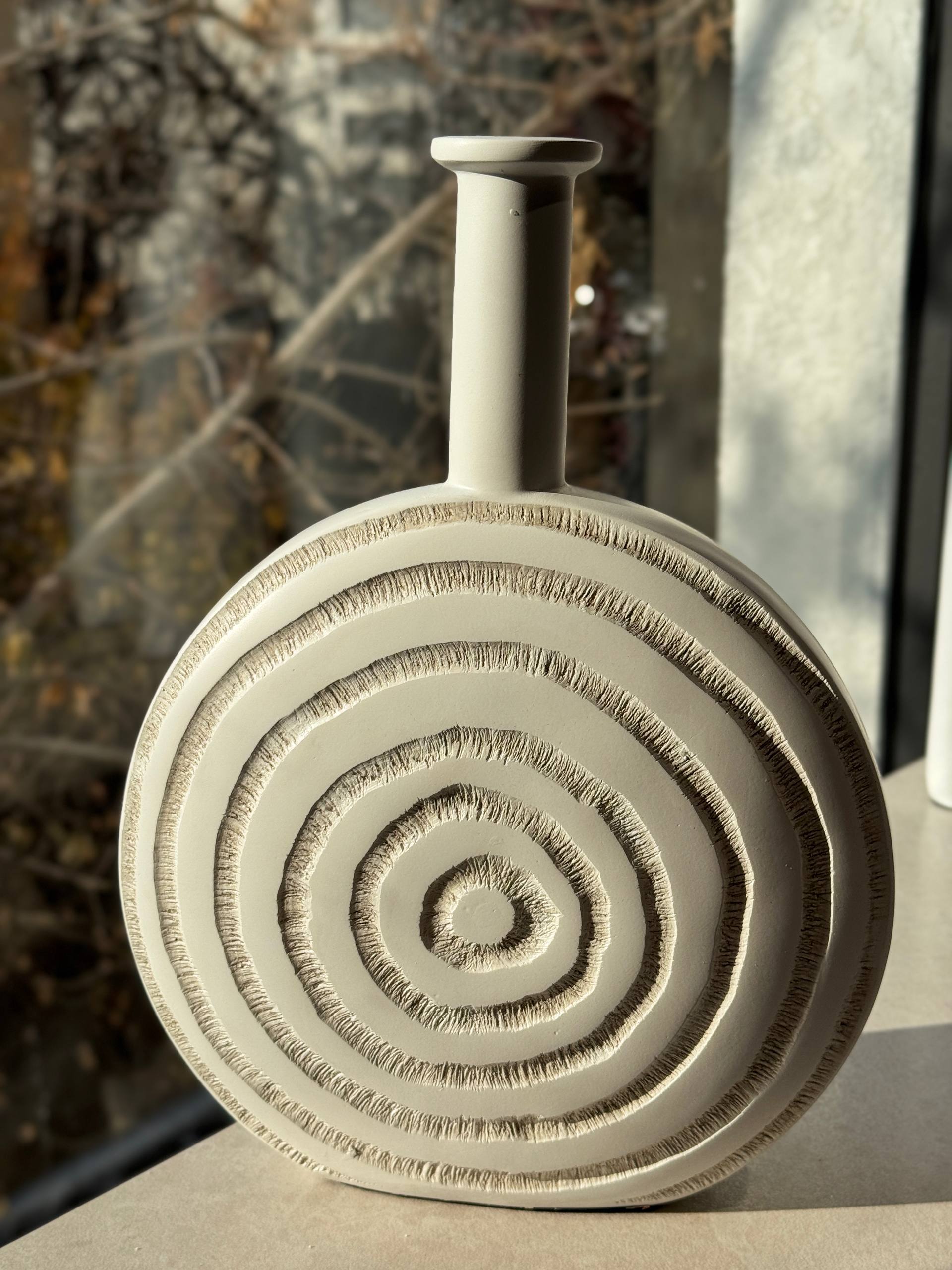 Ваза с круглой формой и рельефными концентрическими кругами X-VASE4