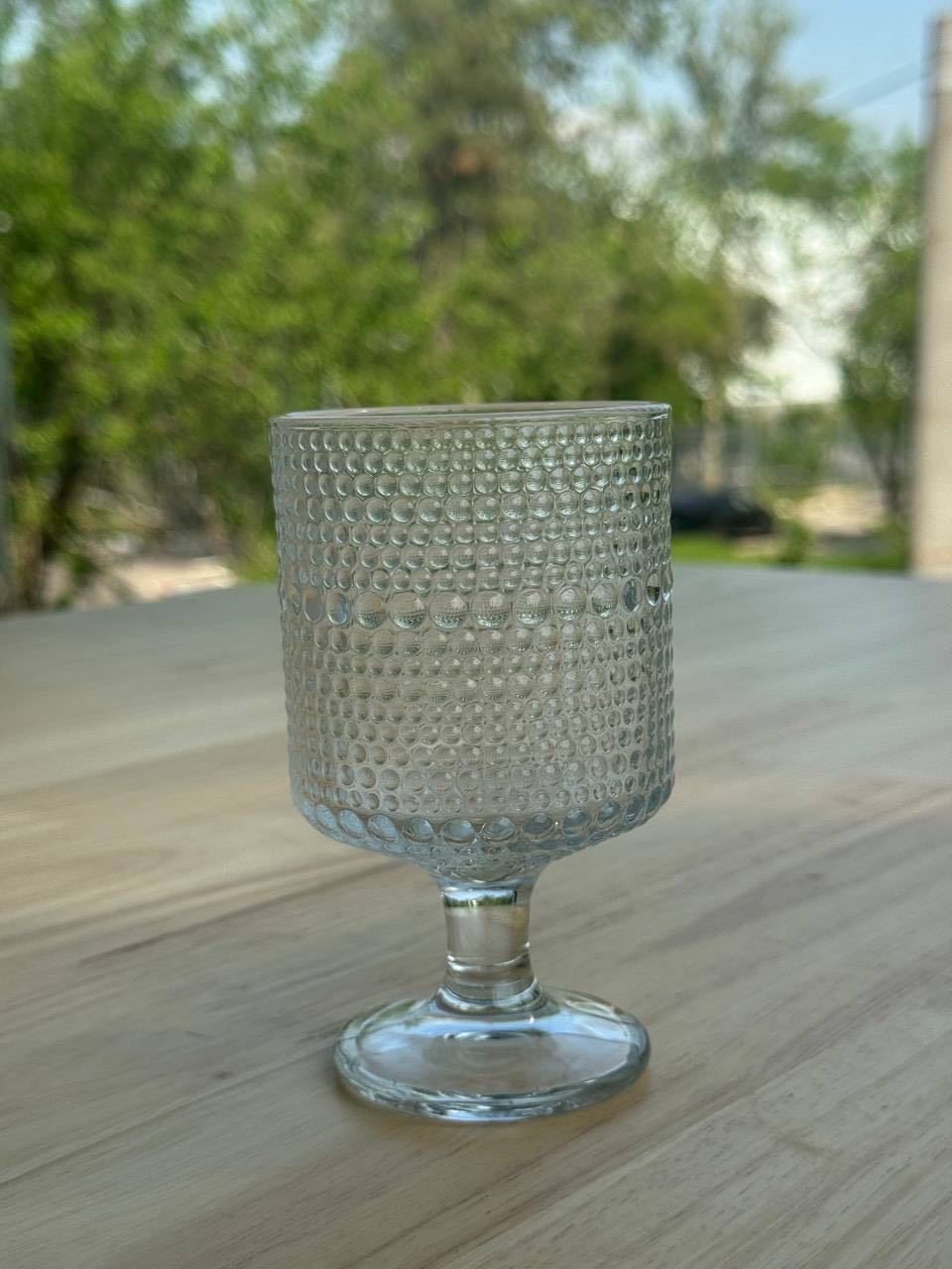 Стеклянный стакан на ножке с рельефным узором из точек 200ml, модель GLS3A
