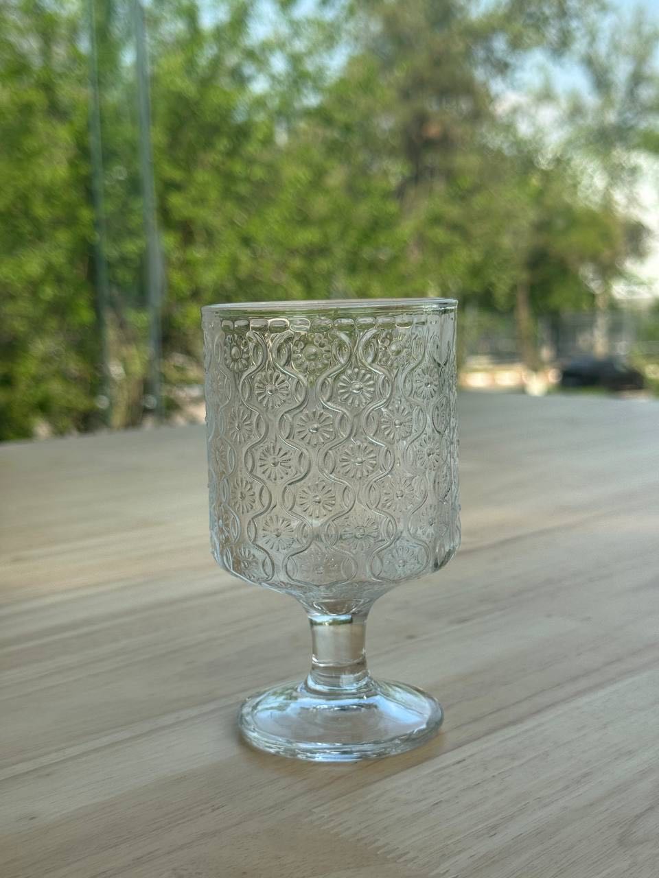 Стеклянный стакан на ножке с рельефными волнистыми узорами 200ml, модель GLS3B