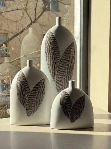 Katta mat keramik guldon, bo'rtma barg naqshli X-VASE6XL