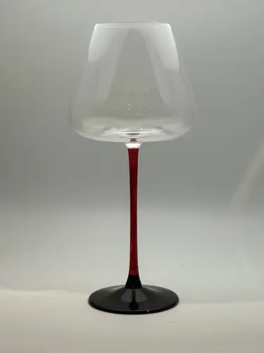 Baland qizil oyoqli elegan sharob qadahi