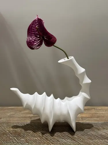 Egik chig'anoq shaklidagi qo'lda ishlangan keramika vazasi X-VASE-V3