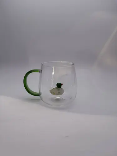 Ichida o'rdakchasi bor shisha krujka