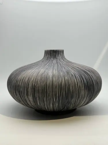 Minimalistik guldon, bo'rtma teksturali va to'q kulrang X-VASE3L