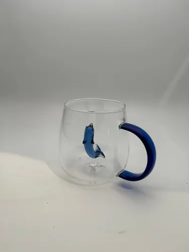 Ichida delfin figurasi bor shisha krujka