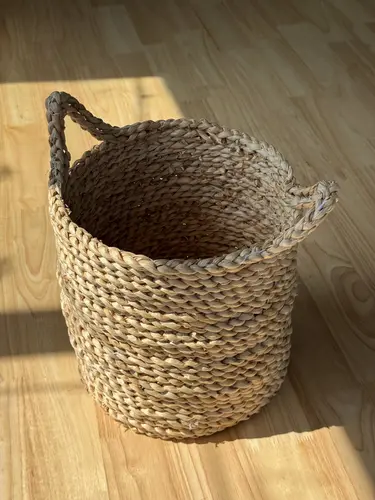 Jutdan to'qilgan savat: model X-BS15M, o'lchami 26 x 26 sm