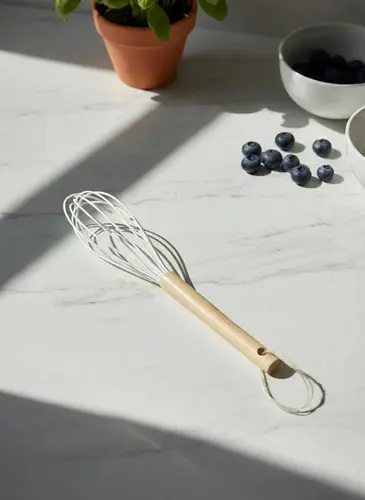 Yog'och tutqichli silikon ko'pirtirgich (oq)